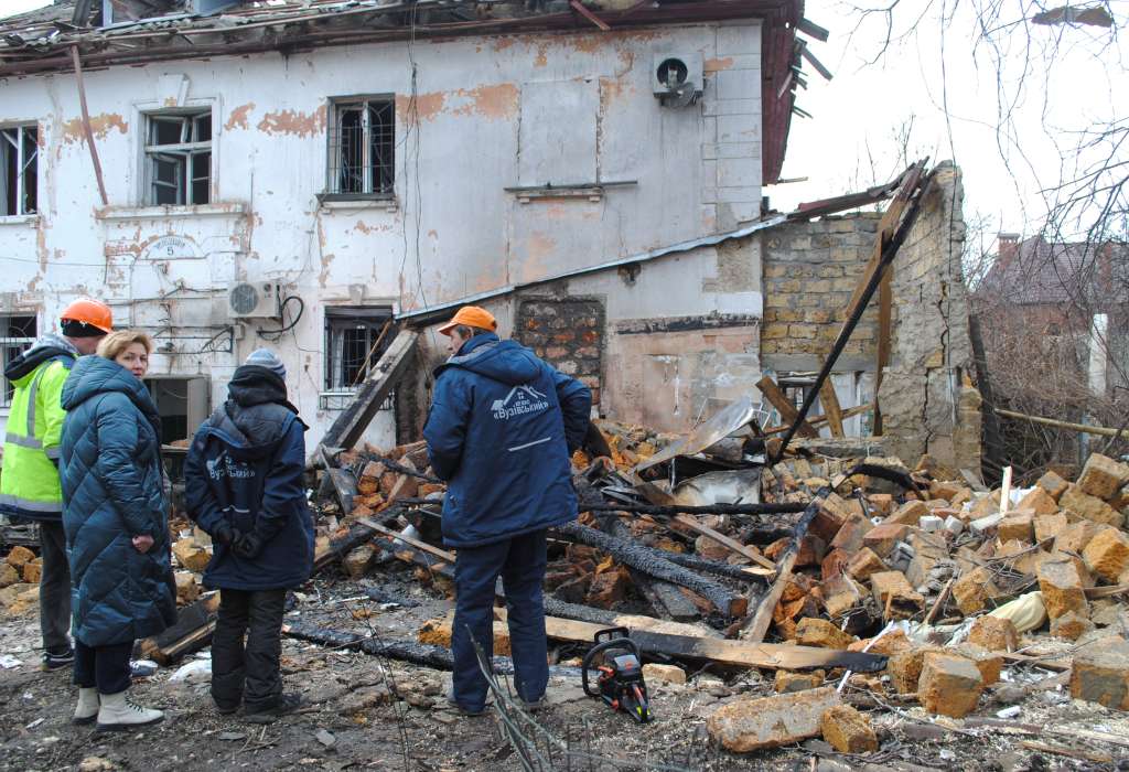 ODESA (Ukraine), 04/03/2025.- Communal workers stand amid debris as they inspect the site of a drone attack on a residential building in Odesa, southern Ukraine, 04 March 2025, amid the ongoing Russian invasion. According to Ukraine's state emergency services, four people were injured in the attack that also damaged energy infrastructure in the port city late on 03 March. (Rusia, Ucrania) EFE/EPA/IGOR TKACHENKO
