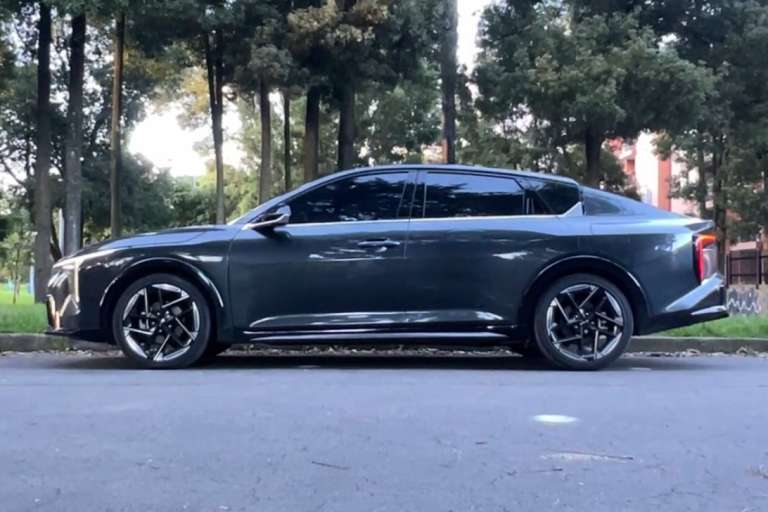 Kia K4 tiene 4.710 mm de largo, 1.865 de ancho y una altura de 1.435.