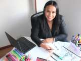 Una mujer que creó su emprendimiento de ‘lettering’ y lo está democratizando