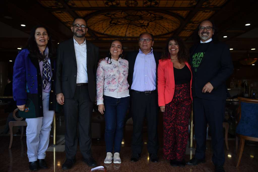 Integrantes de este comité: Dorys Ardila, docente investigadora; Wilson Castañeda, director de la corporación Caribe Afirmativo; Julia Cogollo, lideresa afro del Caribe; Armando Valbuena, líder indígena wayúu, exdirector de la ONIC; Marina Gallego, Fundadora y coordinadora de la Ruta Pacífica de Mujeres y Marco Romero, director de la Consultoría para los Derechos Humanos y el Desplazamiento (Codhes) (izq-der).