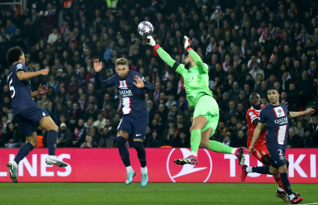 Paris (France), 14/02/2023.- Goalkepeer Gianluigi Donnarumma (C) of PSG in action during the UEFA Champions League Round of 16, 1st leg match between Paris Saint-Germain and Bayern Munich in Paris, France, 14 February 2023. (Liga de Campeones, Francia) EFE/EPA/MOHAMMED BADRA