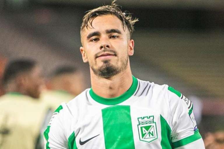 Tomás tiene 20 años y siguió los pasos de su padre Juan Pablo Ángel. El joven se ha convertido en todo un goleador del combinado colombiano. ¡Qué guapo!