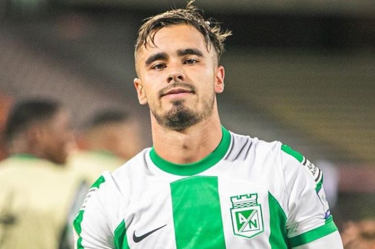 Tomás tiene 20 años y siguió los pasos de su padre Juan Pablo Ángel. El joven se ha convertido en todo un goleador del combinado colombiano. ¡Qué guapo!