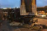 Permanece cerrrado carril de la Av. 68 por choque de tractocamión