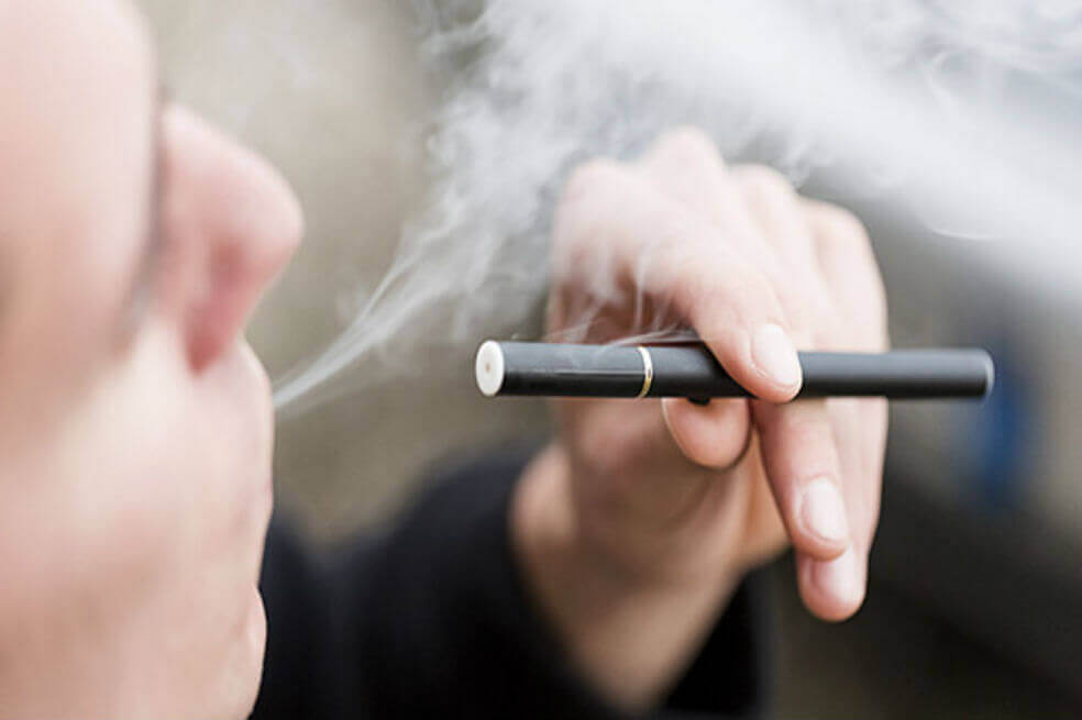 Se estima que solo en Estados Unidos, un total de 2.8 millones de jóvenes son usuarios de cigarrillos electrónicos. Istock/ maurogrigollo