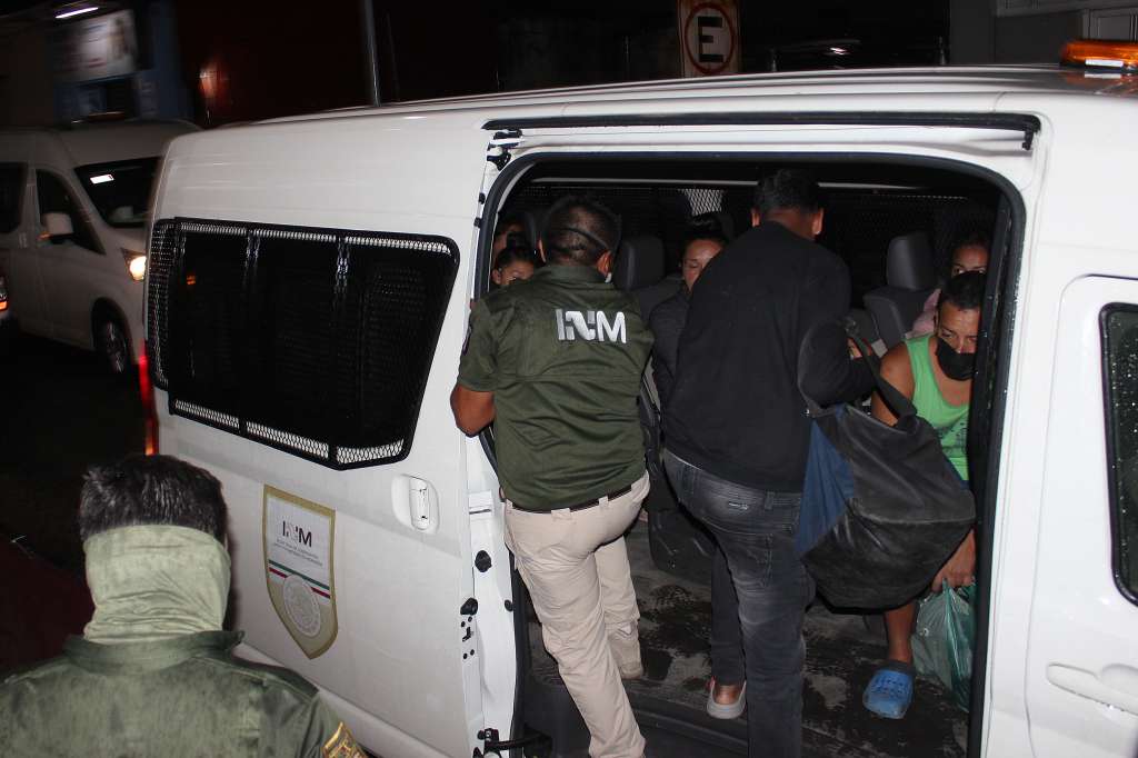 -FOTODELDIA- MEX5403. TAPACHULA (MÉXICO), 05/06/2022.- Elementos del Instituto Nacional de Migración (INM) realizan hoy un operativo para asegurar a migrantes, en la ciudad de Tapachula, Chiapas (México). El Instituto Nacional de Migración (INM) mexicano realizó este domingo operativos en Tapachula, en la frontera con Guatemala, para asegurar a migrantes en hoteles y en la calle a horas o días de que miles salgan en caravana rumbo a Estados Unidos. EFE/ Juan Manuel Blanco
