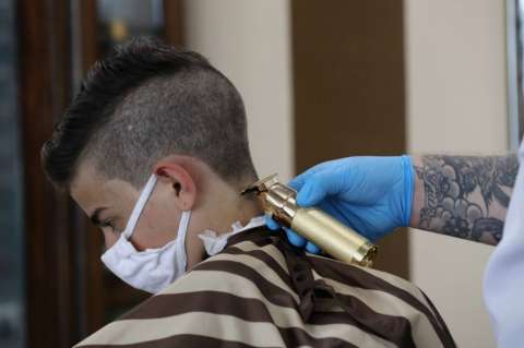 Peluquerías, salones de belleza y barberías podrán operar con cita previa