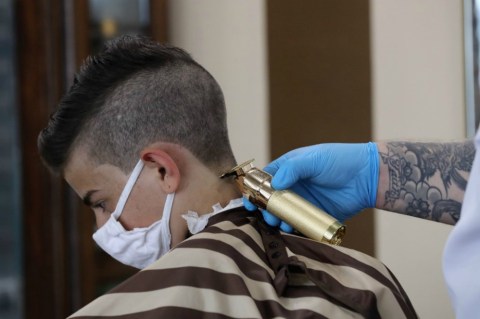Peluquerías, salones de belleza y barberías podrán operar con cita previa