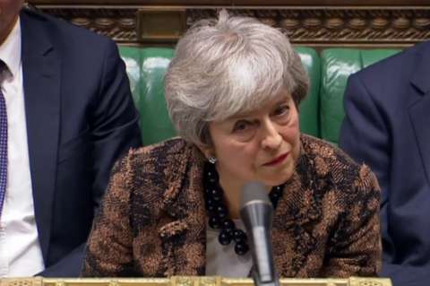May insiste en renegociar el acuerdo del "brexit", Bruselas guarda silencio