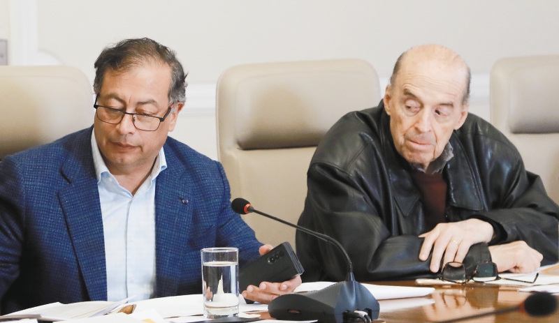 El presidente Gustavo Petro y el excanciller Leyva durante un consejo de ministros en 2023.