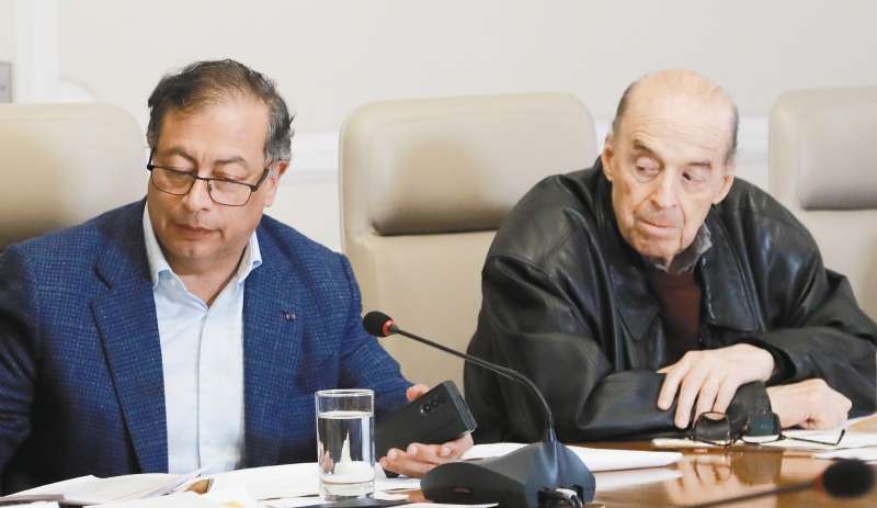 "Lo que hacía Petro hace decenios aquí, en ligas menores y con pequeños funcionarios, lo intentó su aliado en las más altas esferas": Héctor Abad Faciolince.