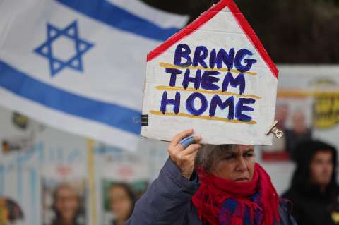 Familiares de rehenes protestan en parlamento de Israel en medio de combates en Gaza