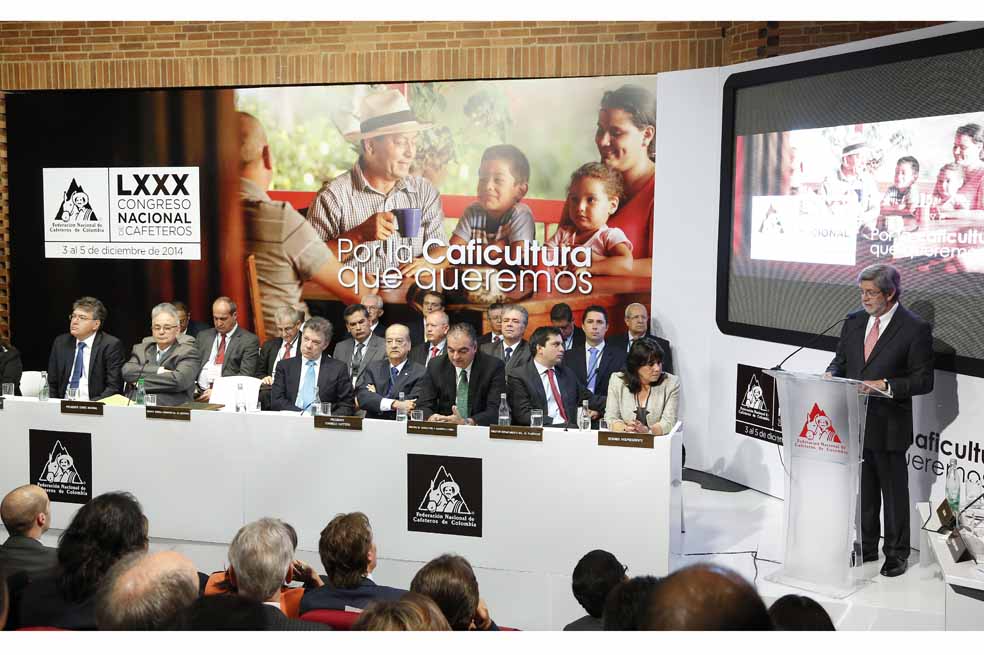Luis G. Muñoz, gerente de la Federación de Cafeteros (der.) en su intervención en el Congreso Cafetero. En la mesa, (centro) el presidente Juan M. Santos. / Óscar Pérez