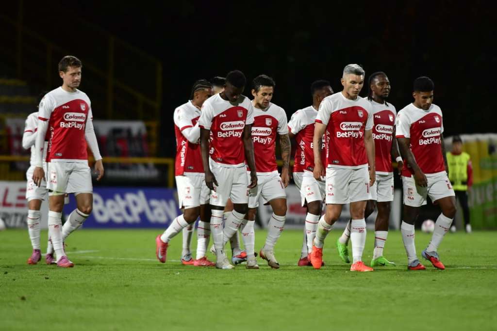 Los jugadores de Santa Fe se lamentan en Techo, tras el triunfo del DIM.