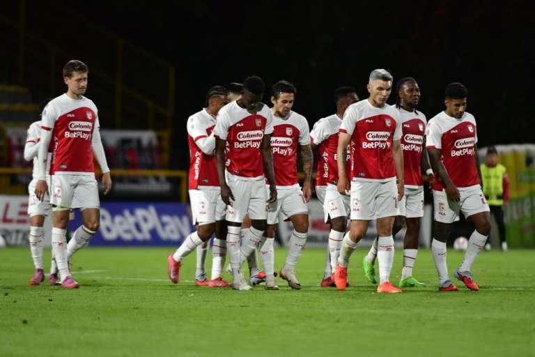 Los jugadores de Santa Fe se lamentan en Techo, tras el triunfo del DIM.