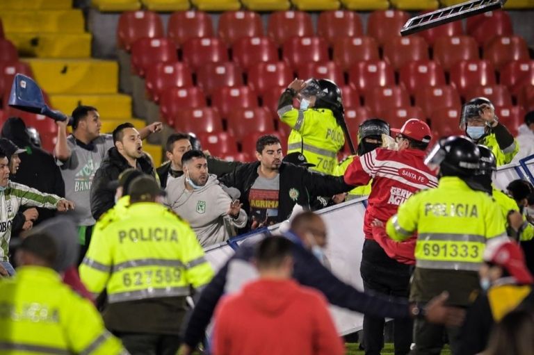 El caos abandonó la grada y se coló a la cancha. La violencia de la tribuna invadió el campo de juego. Y lo insólito es que a pesar de la guerra desatada, después el fútbol siguió, como si nada, como siempre.