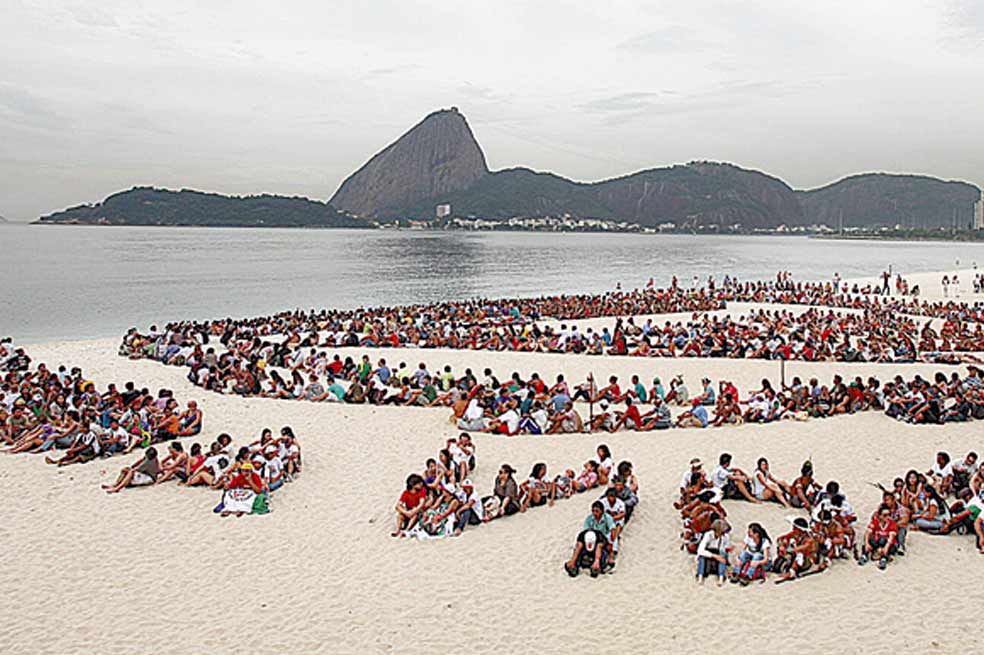 Indígenas y activistas elaboran un mensaje con sus cuerpos en vísperas de la Conferencia en Río de Janeiro (Brasil). / EFE