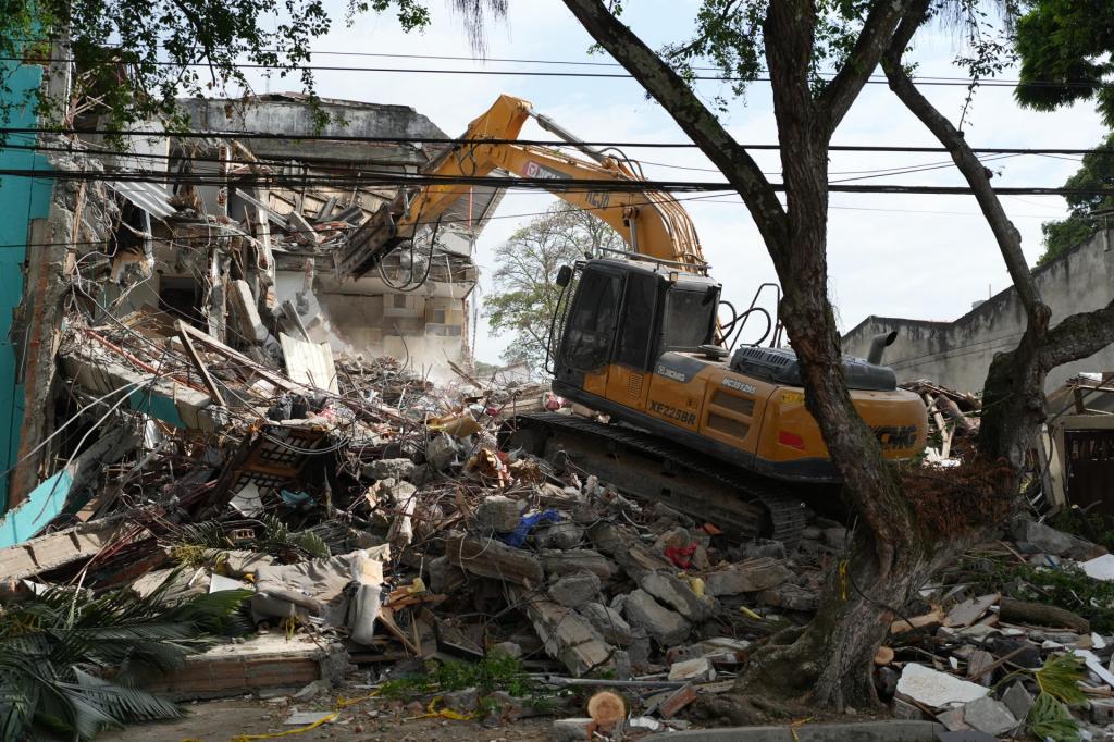 AME5395. CALI (COLOMBIA), 07/09/2026.- Fotografía que muestra una retroexcavadora demoliendo un edificio afectado por el terremoto del pasado 10 de agosto, este lunes, en Cali (Colombia). EFE/ Ernesto Guzmán