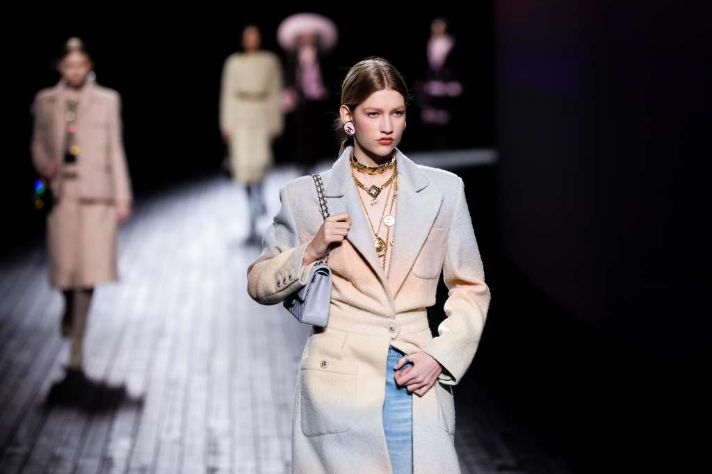 Paris (France), 05/03/2024.- A model presents a creation from the Fall/Winter 2024/2025 Womenswear Collection by Chanel during the Paris Fashion Week, in Paris, France, 05 March 2024. The presentation of the Women's collections runs from 25 February to 5 March 2024. (Moda, Francia) EFE/EPA/TERESA SUAREZ