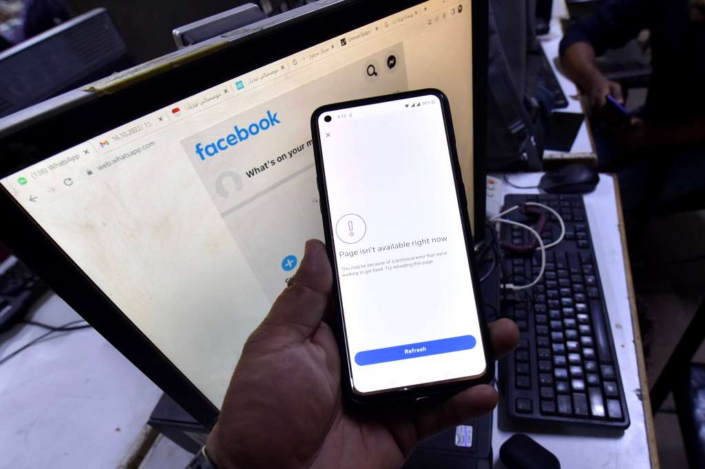 Karachi (Pakistan), 05/03/2024.- A user shows an error on his smartphone screen when trying to access social media platform Facebook, in Karachi, Pakistan, 05 March 2024. Meta's platforms, Facebook and Instagram, experienced an outage affecting thousands of users due to what the company termed a 'technical issue'. The disruption was addressed and resolved within approximately two hours. EFE/EPA/SHAHAIB AKBER
