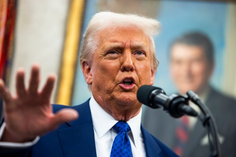 Trump avanza en su guerra comercial: anunció aranceles recíprocos