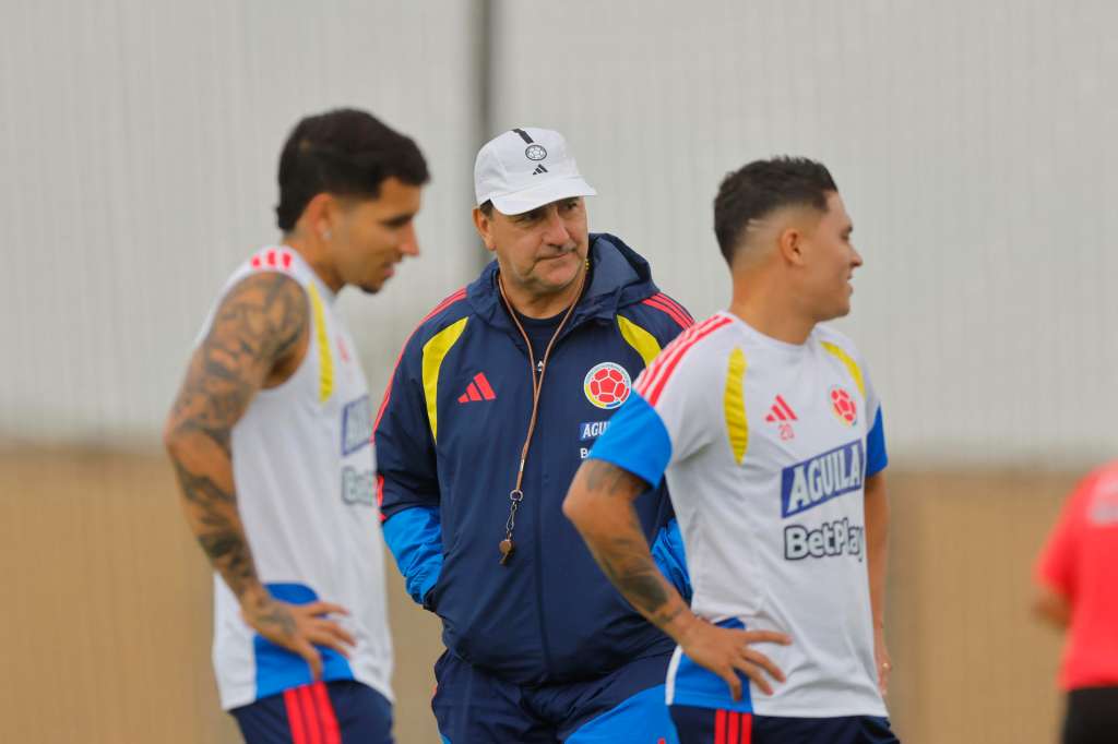 GUADALAJARA (MÉXICO), 21/06/2026.- El seleccionador de Colombia Néstor Lorenzo durante el entrenamiento que el combinado colombiano ha realizado en la Academia Atlas este domingo en Guadalajara, Jalisco (México). EFE/ Francisco Guasco