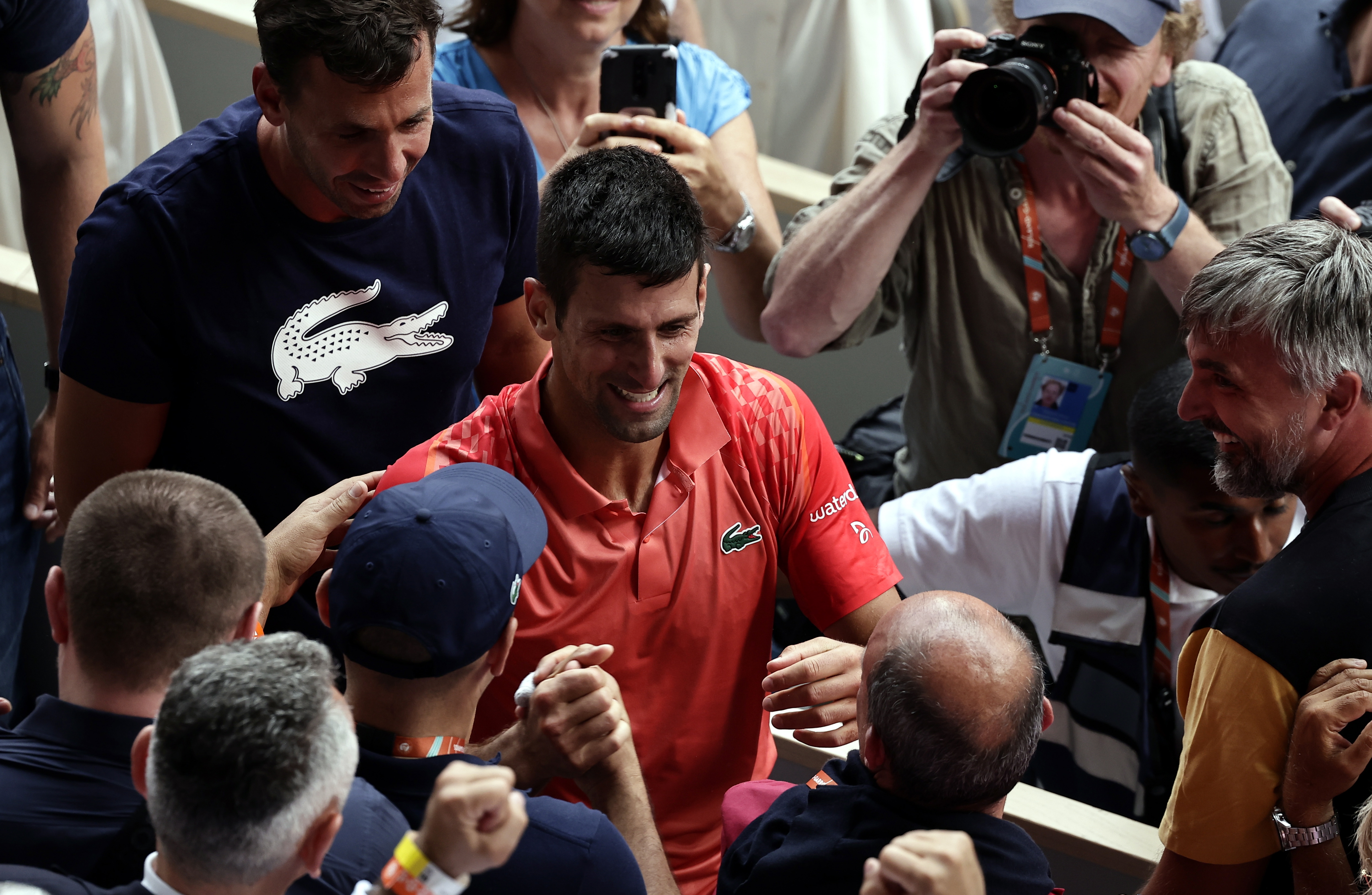 Paris (France), 11/06/2023.- Novak Djokovic of Serbia reacts with his team and family after winning against Casper Ruud of Norway in their Men's final matchduring the French Open Grand Slam tennis tournament at Roland Garros in Paris, France, 11 June 2023. (Tenis, Abierto, Francia, Noruega) EFE/EPA/CHRISTOPHE PETIT TESSON