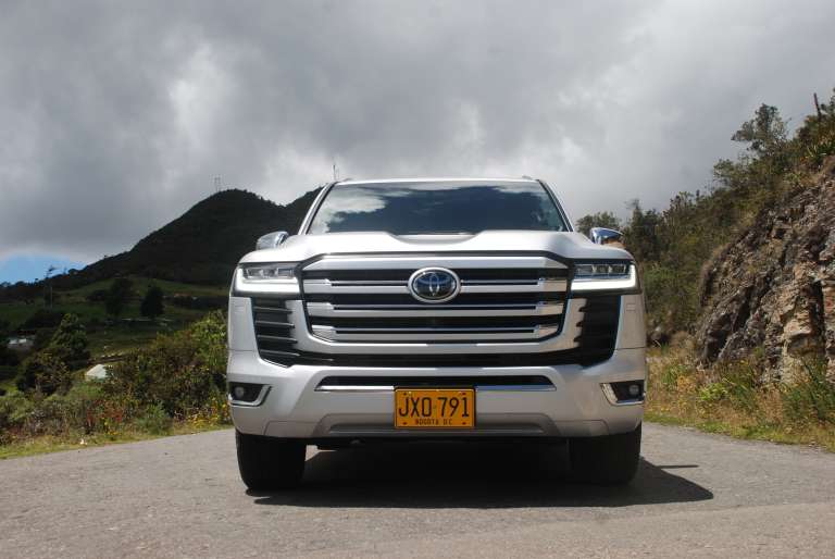 Esta Land Cruiser 300 es un modelo que de entrada y de frente luce poder, potencia y distinción. La parrilla es amplia, prolongada, son cuatro líneas anchas, que se combinan con las farolas que siguen esa misma línea horizontal. Eso sí, mucho cromo en las líneas externas.