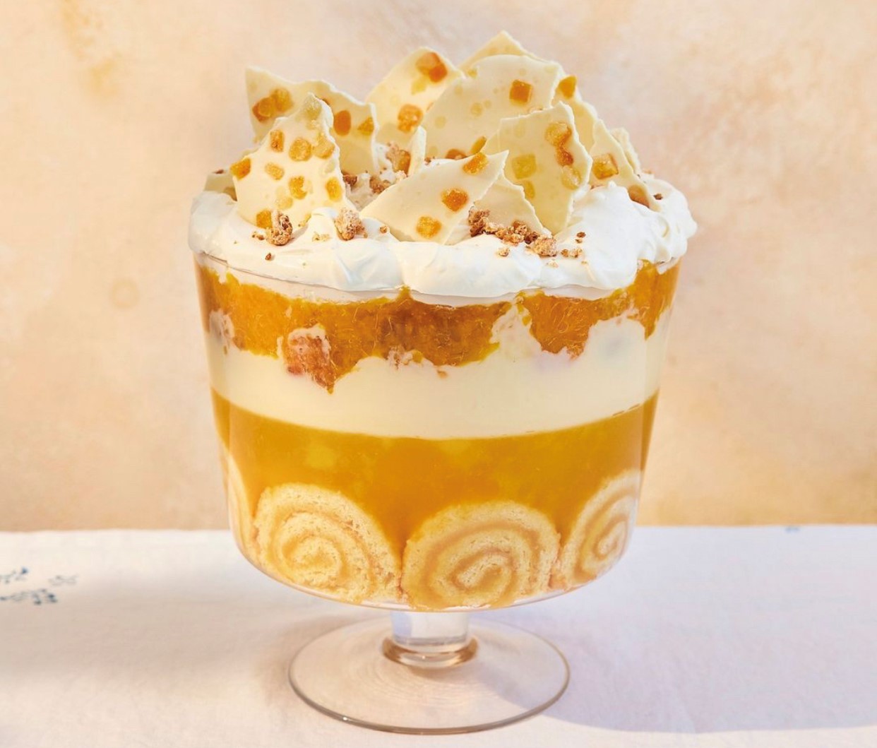 Postre con capas de crema, mermelada, galletas y chocolate
