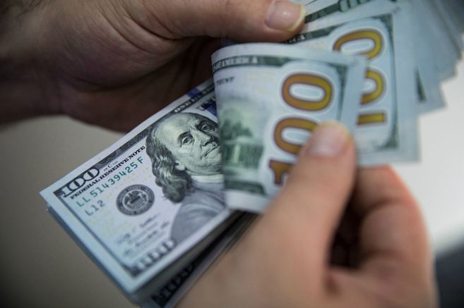 Precio del dólar se debilita en el mercado local.