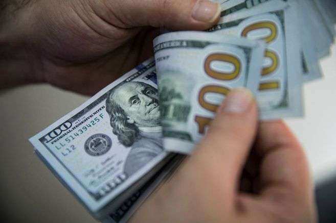 Precio del dólar se debilita en el mercado local.