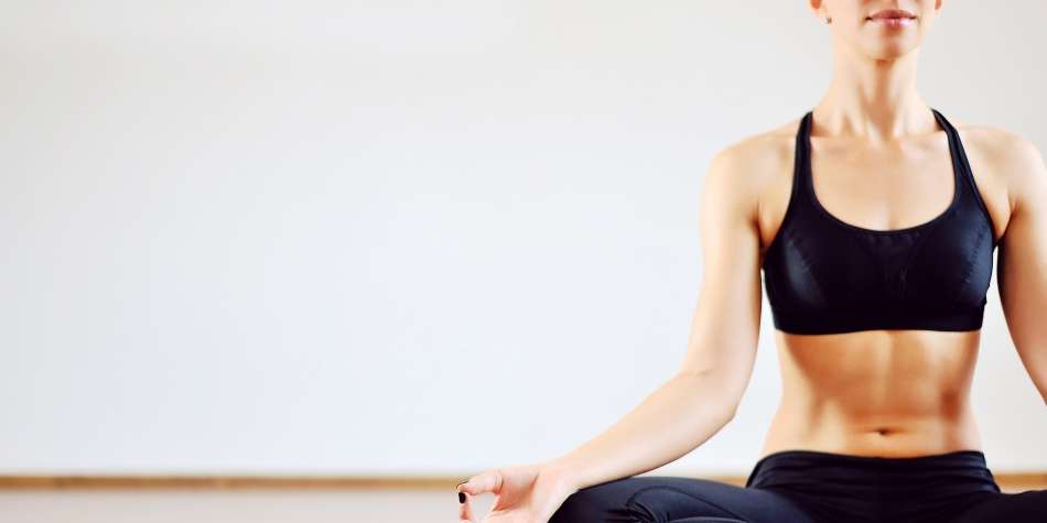 Diez ejercicios para hacer yoga en casa