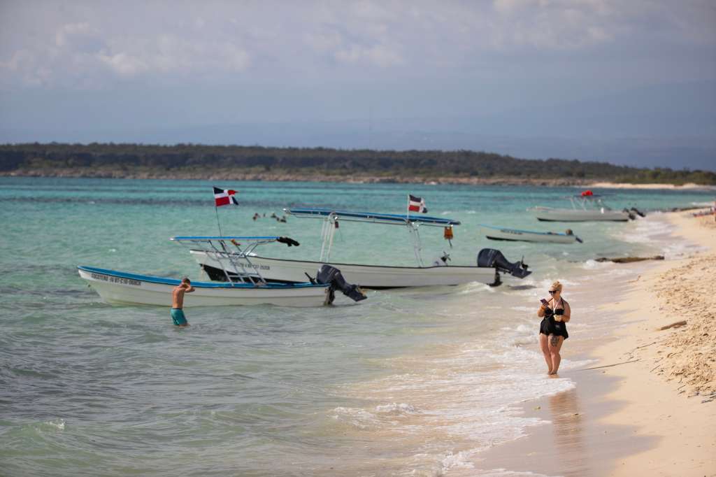 ACOMPAÑA CRÓNICA: REPÚBLICA DOMINICANA DESARROLLO AME1548. PEDERNALES (REPÚBLICA DOMINICANA), 22/03/2025.- Una turista camina por una playa próxima a Bahía de las Águilas este martes, en Pedernales (República Dominicana) El desarrollo del turismo y la existencia de tierras raras se perfilan en algunas zonas deprimidas de República Dominicana como los medios para poder abandonar esa situación y salir adelante. Es el caso de Pedernales, una de las provincias más pobres del país, destino turístico todavía incipiente y con reservas de codiciados elementos químicos. EFE/Orlando Barría