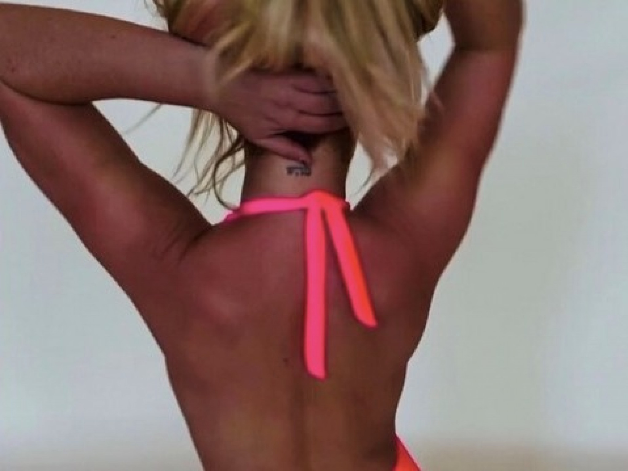 Britney Spears luce su tatuaje en el cuello.
