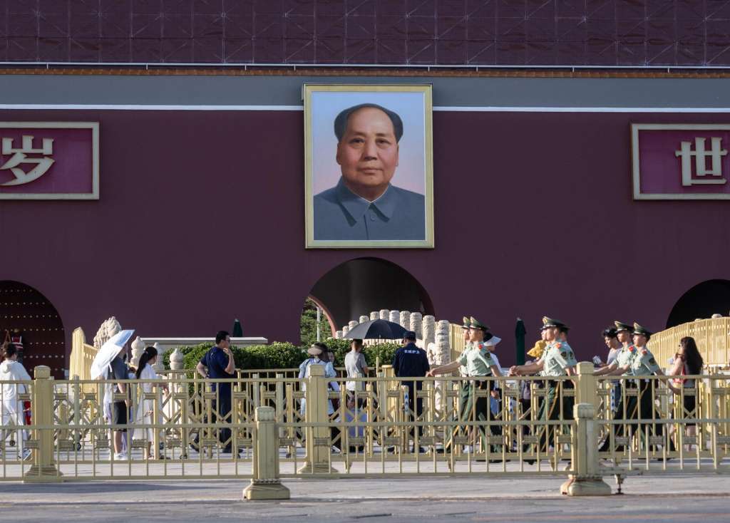 BEIJING (China), 04/06/2025.- Guards march in front of a portrait of Mao Zedong at Tiananmen Square in Beijing, China, 04 June 2025. Today marks the 36th anniversary of the Tiananmen Square massacre. EFE/EPA/JESSICA LEE