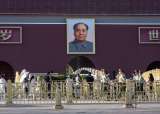 China condena a tres años de prisión al artista Gao Zhen por esculturas satíricas de Mao