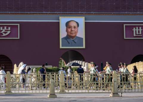 China condena a tres años de prisión al artista Gao Zhen por esculturas satíricas de Mao