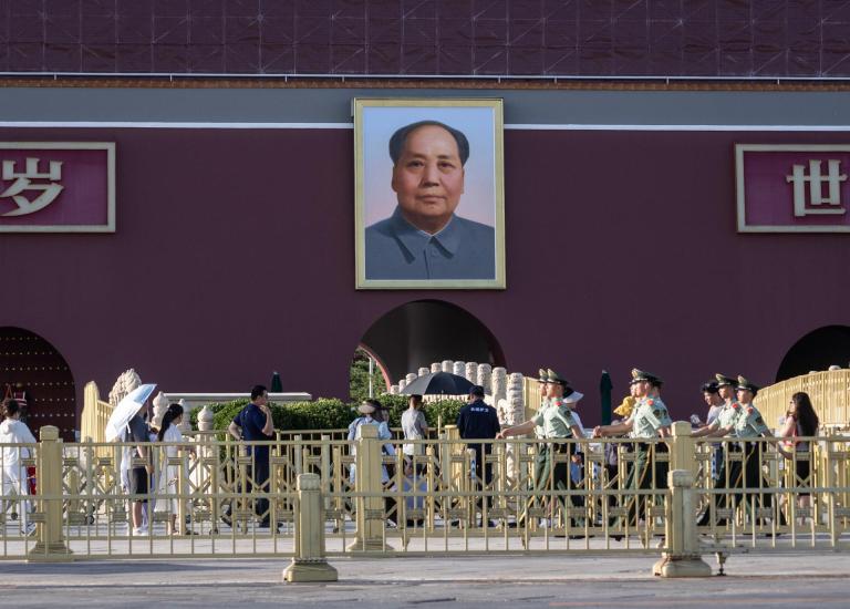 China condena a tres años de prisión al artista Gao Zhen por esculturas satíricas de Mao