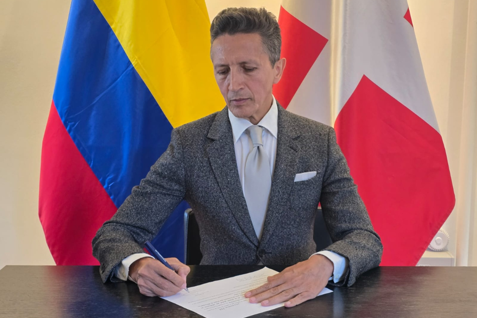 Javier Darío Higuera Ángel es diplomático de carrera y fungió como embajador de Colombia en Dinamarca.