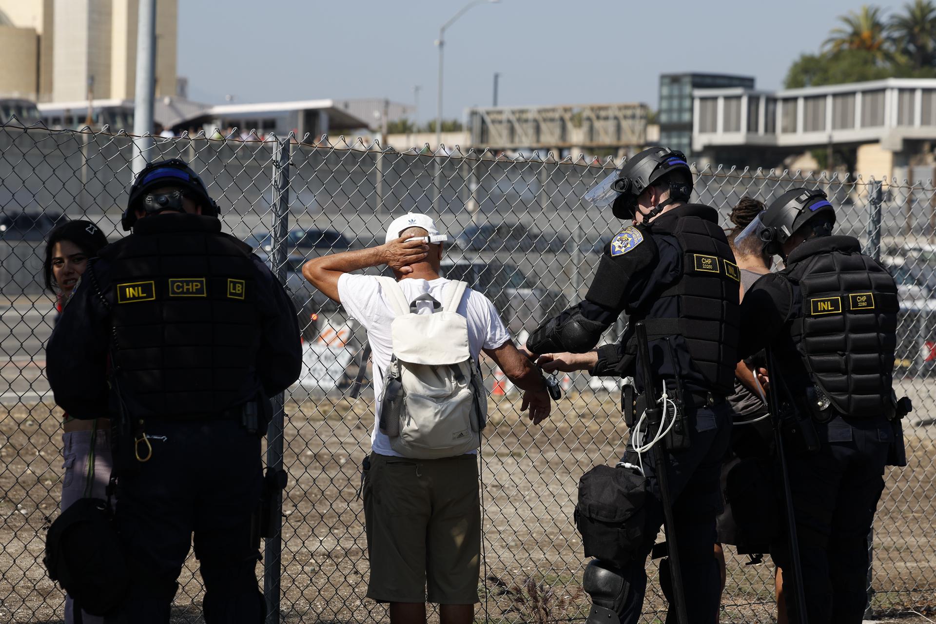 LOS ANGELES (USA), 11/06/2025.- California Highway Patrol (CHP) officers detain protesters in Los Angeles, California, USA, 10 June 2025. US President Donald Trump has deployed 2,000 National Guard troops, despite not receiving a request from the state of California for any additional assistance, following large protests against ongoing immigration enforcement raids in the Los Angeles area over the last few days. (Protestas) EFE/EPA/CAROLINE BREHMAN