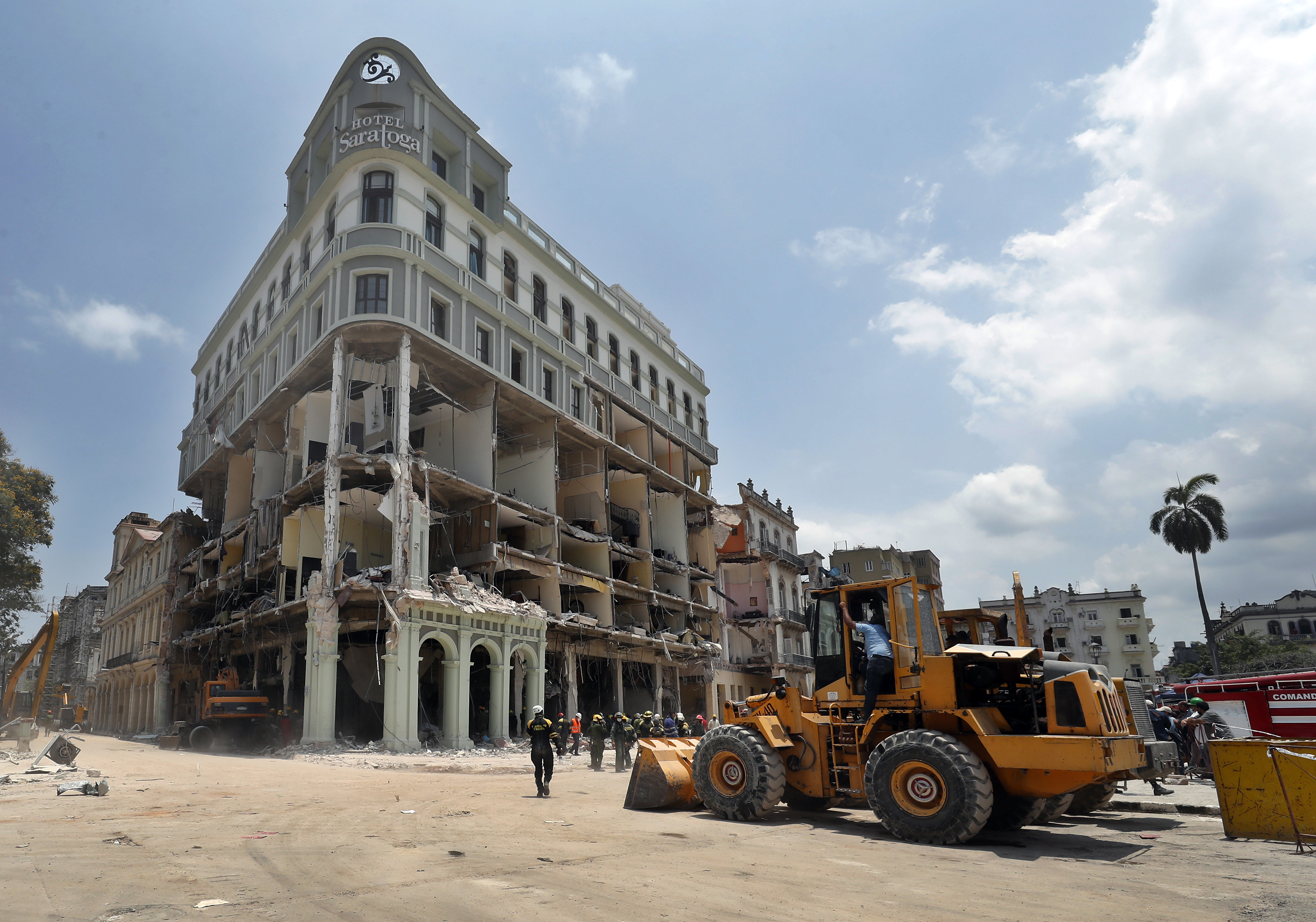 -FOTODELDÍA- AME8113. LA HABANA (CUBA), 09/05/2022.- Socorristas continúan las labores de búsqueda y recate en un sector del destruido Hotel Saratoga, hoy, en La Habana (Cuba). El Ministerio cubano de Salud Pública (Minsap) elevó este lunes a 35 la cifra oficial de muertos en la explosión del viernes en el hotel Saratoga de La Habana. Esta actualización se dio a conocer poco después de que el sitio web oficial Cubadebate informara que el número de fallecidos aumentaba hasta los 34, tras sumar al último saldo oficial la recuperación de cuatro cuerpos en las últimas horas. EFE/ Ernesto Mastrascusa