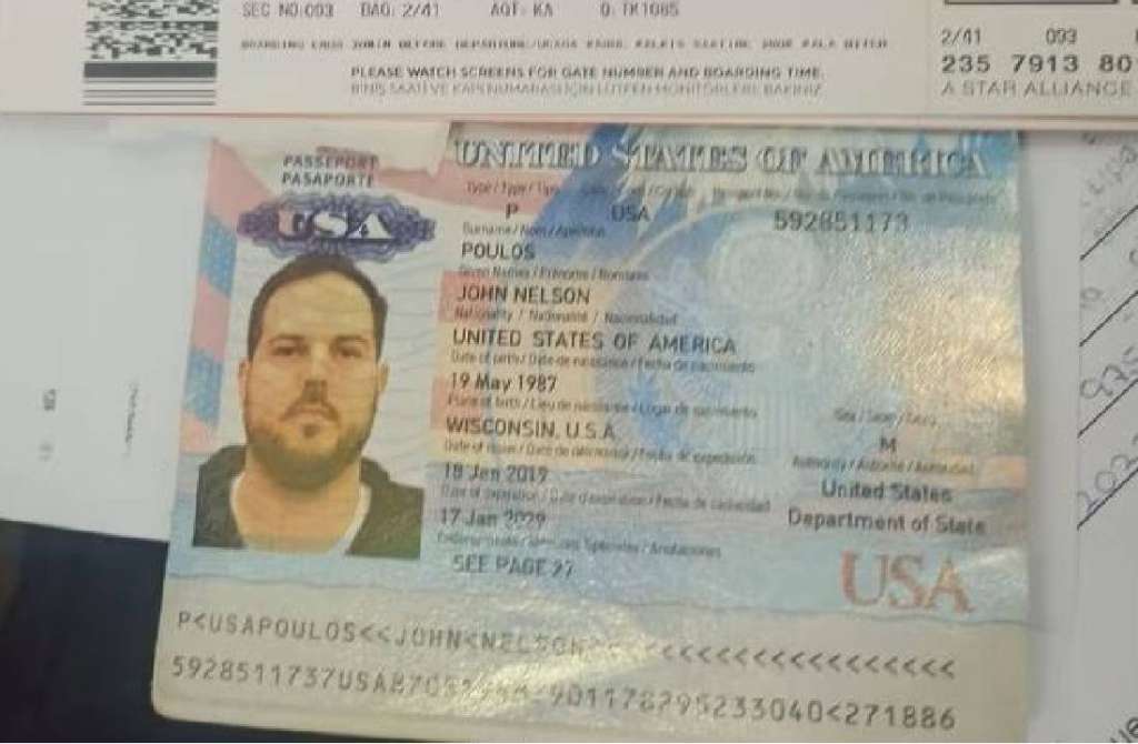 John Poulos es oriundo del estado de Wisconsin, Estados Unidos, según su pasaporte.