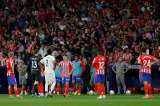 Atlético de Madrid expulsó de por vida a hincha que lanzó objetos a la cancha