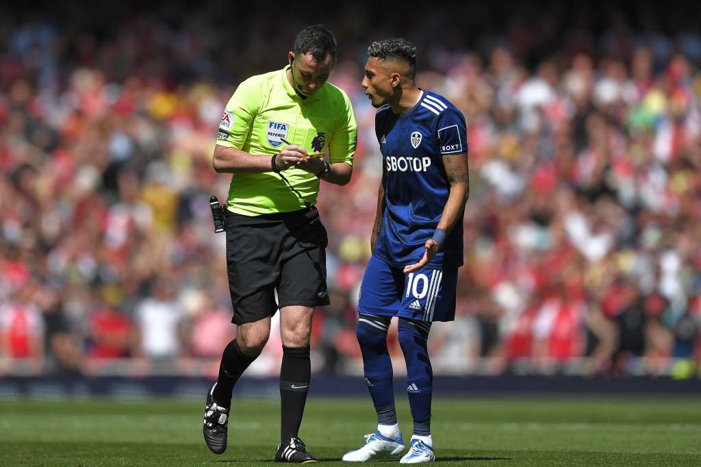 London (United Kingdom), 08/05/2022.- Raphinha (R) of Leeds talks to the match referee during the English Premier League soccer match between Arsenal FC and Leeds United in London, Britain, 08 May 2022. (Reino Unido, Londres) EFE/EPA/VINCE MIGNOTT EDITORIAL USE ONLY. No use with unauthorized audio, video, data, fixture lists, club/league logos or 'live' services. Online in-match use limited to 120 images, no video emulation. No use in betting, games or single club/league/player publications
