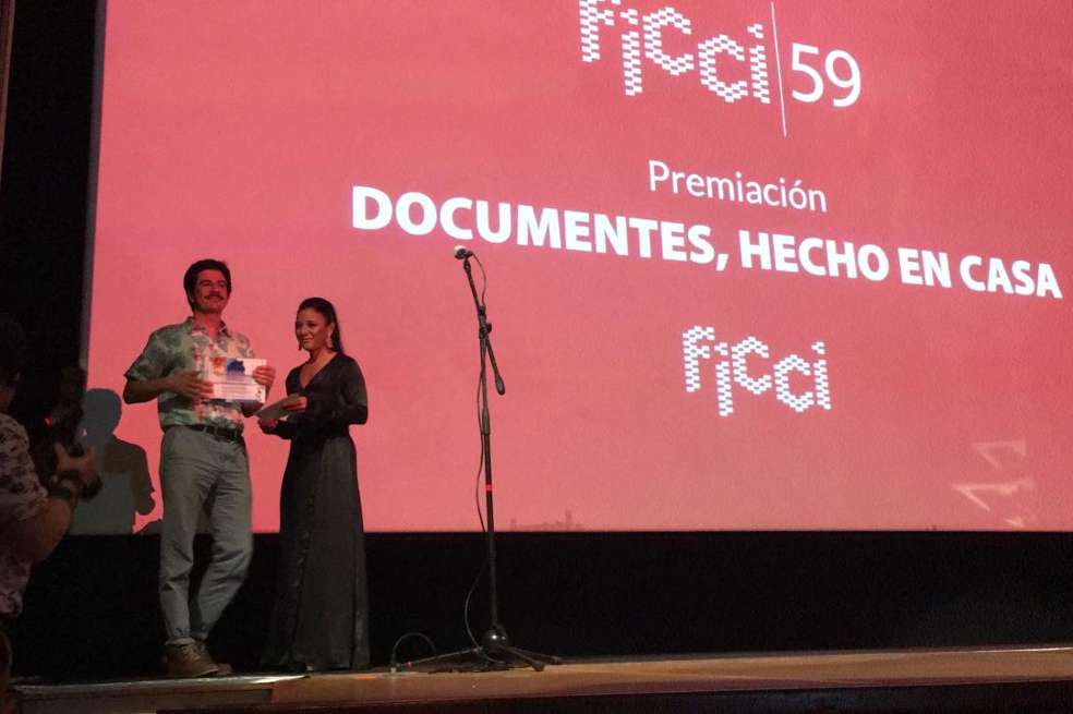 Guillermo Quintero posa con el premio que le fue otorgado en la edición del FICCI del año pasado.