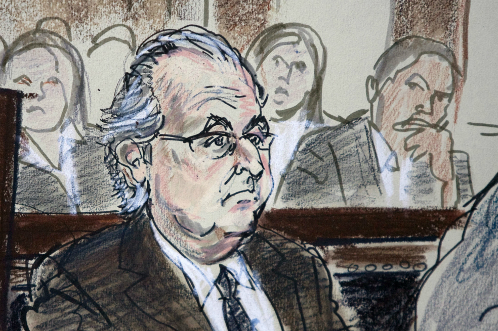 Bernard Madoff, presidente y fundador de Bernard L. Mandoff Investment Securities LLC, en la corte federal de Manhattan durante una audiencia en Nueva York que terminó en condena. / Bloomberg News