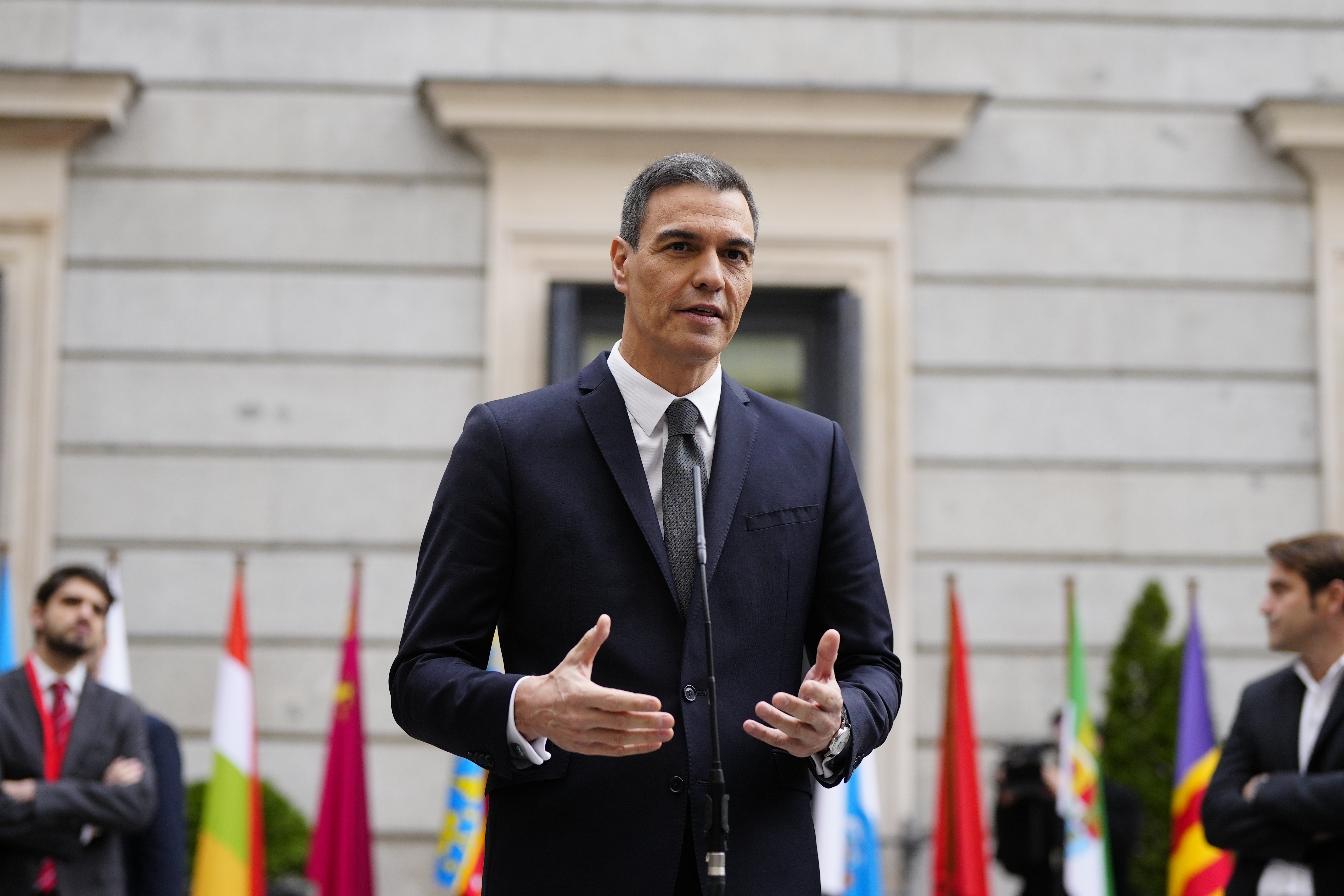MADRID, 06/12/2023.- El presidente del Gobierno, Pedro Sánchez, atiende a la prensa a su llegada al Congreso este miércoles, día en el que las Cortes celebran el 45 aniversario de la Constitución. EFE/ Borja Sanchez-Trillo