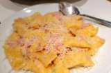 ¿Cómo preparar pasta rellena de queso a la carbonara?