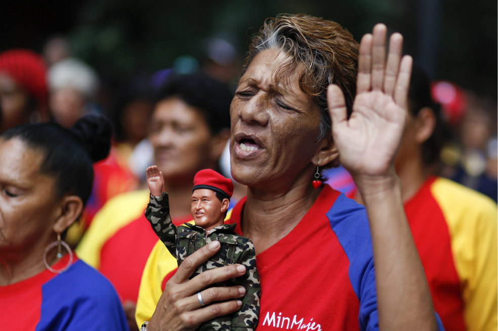 Un grupo de mujeres, seguidoras del presidente venezolano, Hugo Chávez, participan en una cadena de oración. / EFE