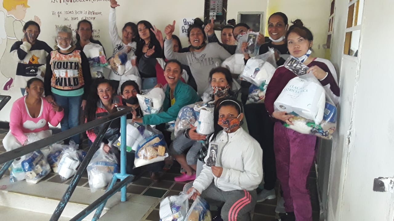 La fundación Transformando Libertad haciendo entrega de regalos y kits de aseo a internas de la cárcel El Buen Pastor.